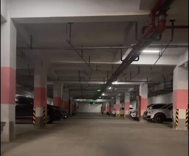 尚景花苑地下停车场.jpg